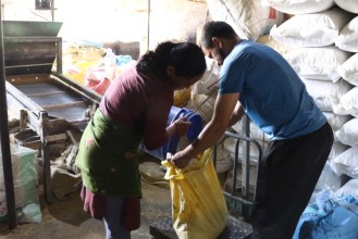 भक्तपुरका चिउरा व्यवसायीले यस वर्ष विगतको वर्षमा भन्दा ५० प्रतिशतले चिउराको माग घटेको बताएका छन्।