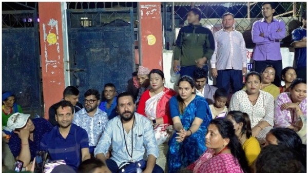 निष्पक्ष छानबिनको माग गर्दै सिन्धुलीमा सांसदहरूको धर्ना