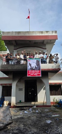 नेपाली कांग्रेस बर्दिया पार्टी कार्यालयमा सरसफाइ अभियान, वि.पी. कोइरालाको ब्यानर टाँसिँदै