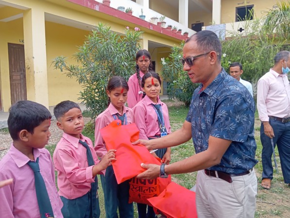 लालिगुराँस माविमा जन्मोत्सवको अवसरमा विब्यस अध्यक्षले विध्यार्थीलाई पोसाक वितरण,
