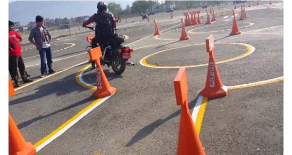 अब १८ वर्ष उमेर नपुगी मोटरसाइकल चलाउन नपाइने,