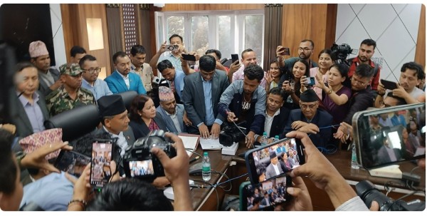 ऊर्जामन्त्रीमा कुलमान घिसिङ, पदभारसँगै वक्यौता रकम उठाउने निर्णय