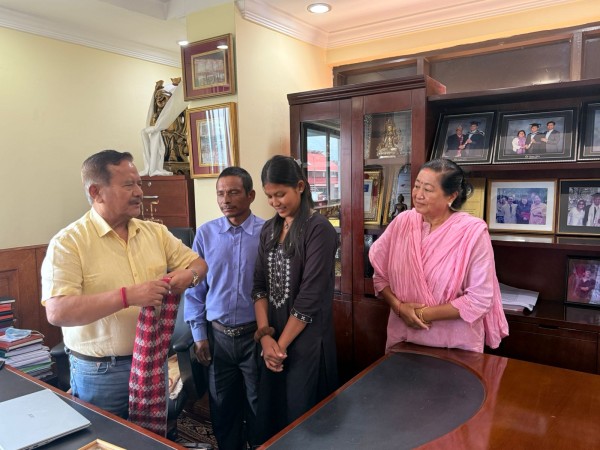 इँटाभट्टाबाट एमबीबीएससम्म: गोमा श्रेष्ठको पढाइको जिम्मा लिए भाटभटेनी अध्यक्ष गुरूङले