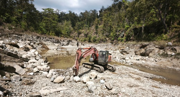 झुप्राखोलामा मापदण्ड मिचेर गिट्टी–बालुवा उत्खनन्, निर्माणाधीन पुल जोखिममा