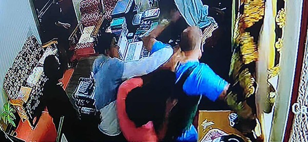 डिभिजन वन कार्यालय जाजरकोटका प्रमुख अमरप्रसाद शाहमाथि कार्यकक्षमै कुटपिट भएको छ।