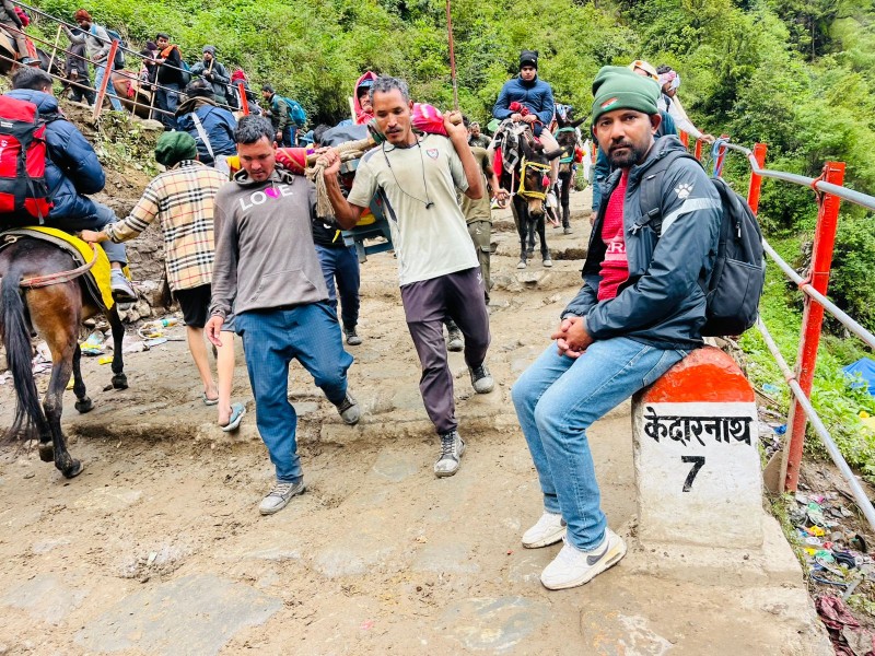 "केदारनाथको उकालोमा नेपाली युवाको पीडा: १७ किमीको बाटो, गधाजस्तै भारी, सपनाको खोजीमा पसिनाको बलिदान"