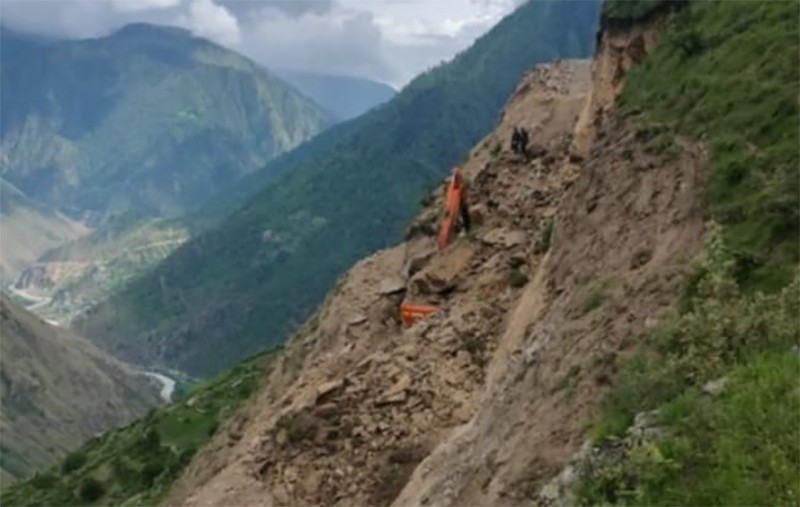 हुम्लामा सडक खन्ने क्रममा स्काभेटर पुरियो