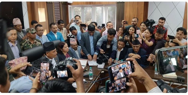 ऊर्जामन्त्रीमा कुलमान घिसिङ, पदभारसँगै वक्यौता रकम उठाउने निर्णय