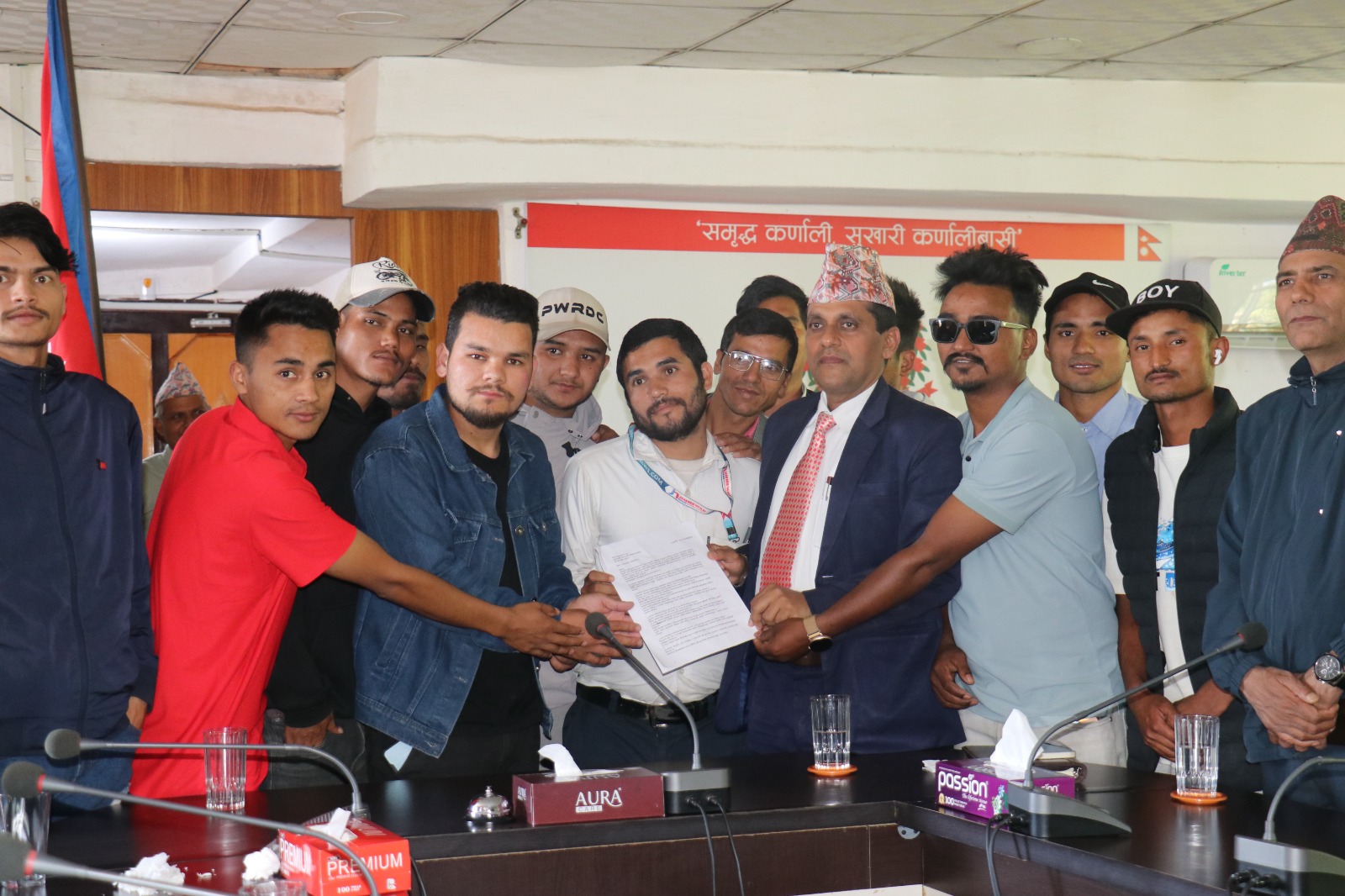 मुख्यमन्त्री यमलाल कँडेल द्वारा युवालाई बेवास्ता, ध्यानाकर्षण पत्र लिएर पुगेका विद्यार्थी निराश फर्किए